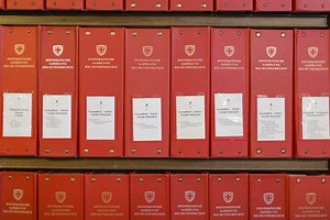 Faut-il faire primer la Constitution suisse ou le droit international? | RTS