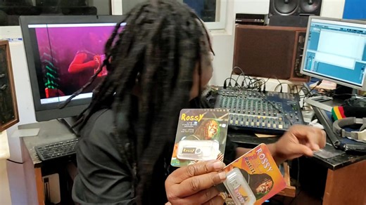 TONGA NY ARRIVAGE ALBUMS SUR CLEFS USB PART ONE SY PART TWO ROSSY LIVE AU PALAIS DES SPORT 30 e ANNIVERSSAIRE Video qualité 4k 60 mille ariary Azonao jifaina ato amin ny kianjan ny kanto Gate5 mahamasina Na commande province alefa taxi brousse P.A Na livrer na raha eto antananarivo renivohitra Karaman ny livreur en sus. | Paul Bert Rossy Rahasimanana