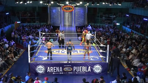¡Arranque vertiginoso y la primera máscara rota en este choque en Relevos Increíbles con Final Suicida! Sigue los pormenores de la función de #LunesClásicoCMLL en nuestro Twitter Oficial: x.com/cmll_oficial | CMLL