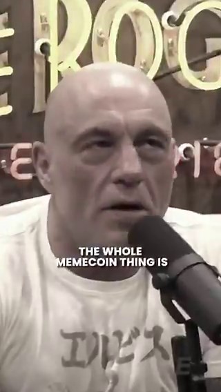 Meme 币这些年怎么走过来的，大致捋一下时间线你就明白了。2013 年，第一个 memecoin 冒出来了，就是 Doge，俩朋友随手弄的，原型是那个柴犬表情包。到了 2014 年，市值冲到 8000 万美金，开始在 Reddit 和 Bitcointalk 上火起来。当时 Bitcointalk 还是最大的加密论坛，打赏文化一下炸了，发帖、玩梗、开玩笑都能收到 DOGE。那时候没人想着赚钱，纯粹图一乐，算是头一批真正有文化的加密社区。后来还赞助了牙买加雪橇队，冠名了一辆 NASCAR 赛车，捐了不少慈善，起码证明了一件事：加密这东西，可以是一种文化。2015 到 2019 年这几年，价格基本横着走。中间 2017 年大牛市，比特币和 ICO 把风头全抢了，DOGE 虽然也涨到了 3.6 亿美金，但没“用途”就等于没关注。2018 年崩盘，市场整体跌掉 80%，几千个项目没了，DOGE 反而活下来了，就在 3 到 4 亿美金之间来回晃。2020 年算是铺垫期。加密市场整体安静，没什么人盯着，结果世界突然停摆，封控、放水，大家手里突然多出大把时间。散户开始往市场里涌，以太坊那边 DeF