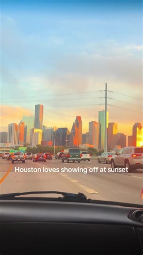 We love a good Houston sunset 🌆💕 What's your fav spot to watch the sun go down? (🎥: @Kari 🧿 | Chicana Travel 💫) #Houston #HTX #HoustonBucketList