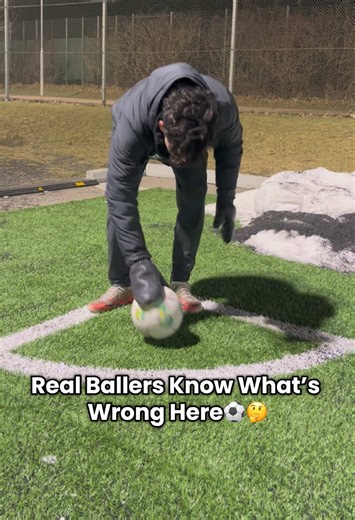 What’s Wrong With This Corner🤔⚽️ #football #skills #soccer #footballfreestyle