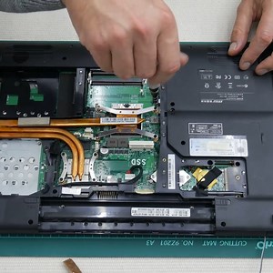 Why chuck out your broken laptop when you can upcycle it into a fantastic gaming PC?! 🎮🖥 | UNILAD Tech