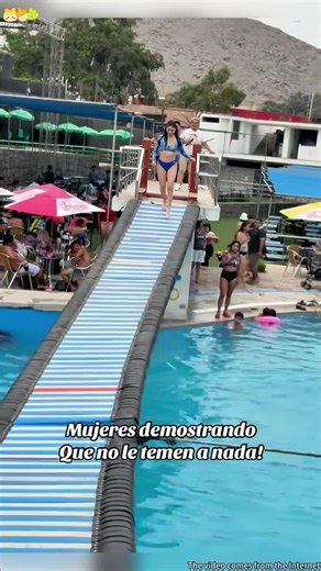 Who can pass the swing bridge challenge? Be sure to watch until the end#puenteextremo#aqualandia #viral #paseoescolar #PiscinasEnPiura