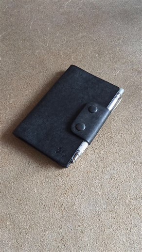 The Artisan cover pattern for Field Notes notebook and a pen/pencil. It is made with a single panel of leather. 😎 Pattern link: https://dsleathergoods.etsy.com/listing/1390336802 Should I make a version for A6 size notebooks? 🤔 Happy crafting, Deyan ❤️ | DS leather goods
