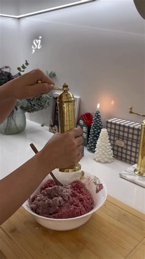 Andra Barbu on Instagram: "Salvează această postare pentru momentele acelea când te ia pofta de ceva delicios!🤤 Ingrediente: •carne tocată( la alegerea voastră )- eu am avut undeva la 600g •condimente( sare, piper, boia dulce,usturoi, pătrunjel, puteți adăuga și condimente mai picante dacă vă plac) •o ceapă mărunțită la blender cu 2-3 căței de usturoi •lipie •cartofi prăjiți •sosuri ( iaurt grecesc cu usturoi, ketchup, muștar, etc.) •garnituri( salată de varză/verde/ legume proaspete sau trase 