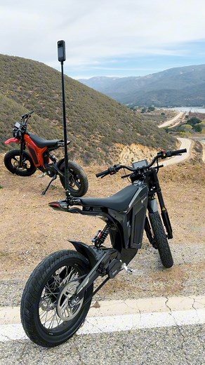 Drag Race 🏁 Solar E-Clipse 2.0 vs Race Edition This demonstrates the power difference between the two models E-Clipse 2.0 in Black and the Race Edition in Red. You can order either right now with $1,000 auto discount applied at checkout!👇 www.solarscooters.com | Solar Scooters