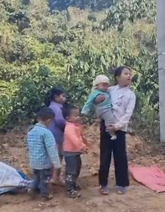 132K views · 1.5K reactions | The childen helps poor baby #poorbaby #poorlife | Daily poor life | Facebook