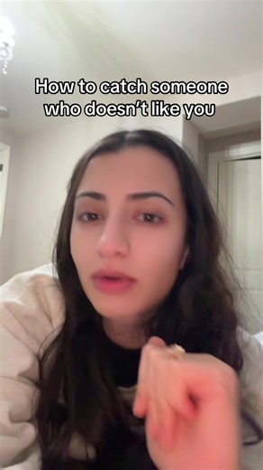 Subtle way to tell if your friend doesn’t like you #psychologytok #resentment #socialdynamics #fakefriends #socialawareness