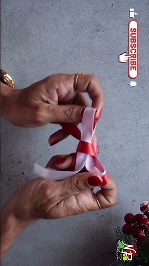 🎀Easy Two Colored Ribbon Bow in 1 Min! | Two Tone Ribbon Bow #christmasgifts #ytshorts