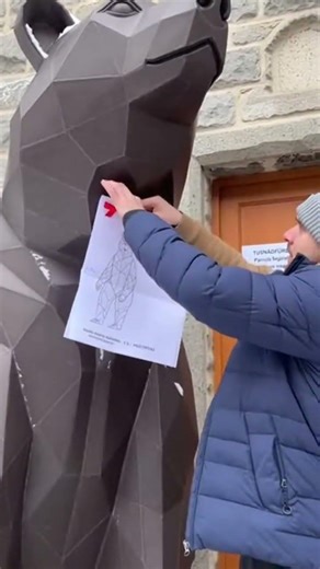 Új Szőke Gábor Miklós-csodaszobrot állítanak Tusnádfürdőn, 3,5 méteres maci fog őrködni egy panzió b