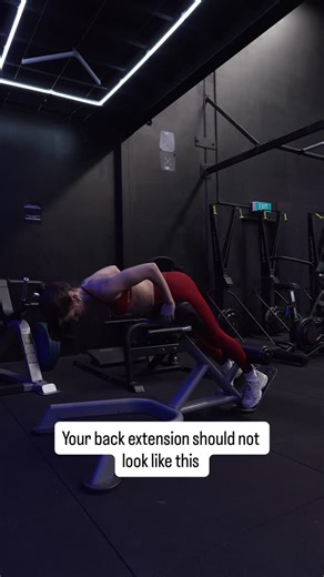 Beyond Bodies on Instagram: "FIX YOUR BACK EXTENSION 101 💅 1. Set up the pad at the correct height, depending on the machine some of you may even need a foam block under your feet ( short gal things I get it ). 2. Brace your core & tuck your rip cage, making sure you have no rounding through your back. The movement should all come from you hinging NOT from your spine bending to allow you to come down. 3. Drive your feet into the back pad for stability & push your feet to the roof will also help