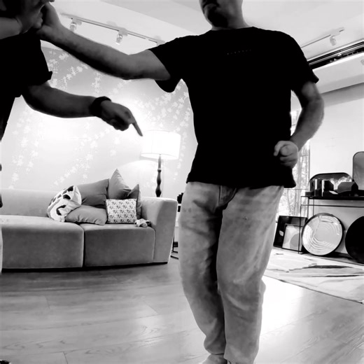 The Living Transmission of Xingyiquan In the ancient writings of Xingyiquan, the fists are not merely movements of the body but extensions of the intent (意). The classics remind us: “The intent leads, the qi follows, and the body obeys.” Without intent, Pi Chuan and Beng Chuan become hollow gestures; with intent, even the smallest motion carries the force of mountains and rivers. From yesterday’s foundation of aligning the structure with gravity’s thread, we step into form — Pi Chuan (Splitting 