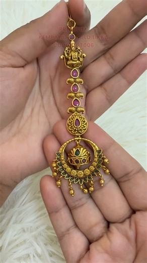 Veevi Collections on Instagram: "Ready Stock Ruby Green: 1 Piece Premium Kemp Matte Gold Tikka Code: VCT006 ✅Dimension: 11.4cm(H) x 2.8cm(W) ✅Color: Ruby Green ✅Weight: 12.8gram/pc Price: RM42 + Postage RM8 within Peninsula Malaysia #tikka#vcttikka#vctnondeity"