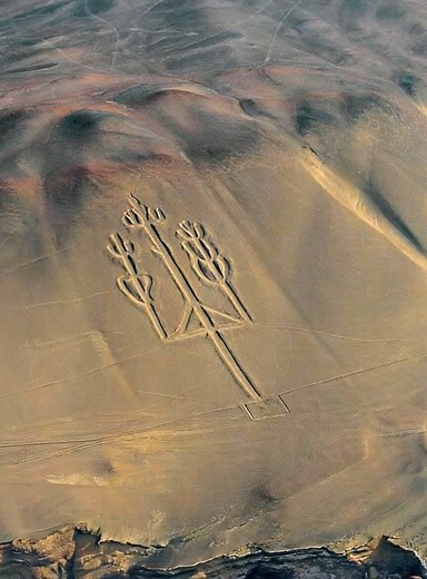See more 👉 👉 https://a73.eternalhistories.com/1756/ The Paracas Candelabra, commonly known as the Candelabra of the Andes, is a massive geoglyph situated on the northern slope of Peru's Paracas Peninsula. Rising about 180 meters (600 feet) high, this extraordinary structure is etched into the sandy hills that gaze out over the Pacific Ocean. Its design showcases a series of deep furrows, forming an impressive image that resembles a candlestick or candelabra, which is the origin of its name. On
