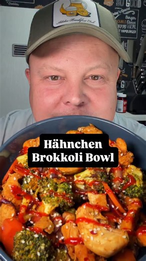 Peter Kowalski on Instagram: "🥦🍗🔥 Gesunde Hähnchen-Brokkoli-Bowl aus der Heißluftfritteuse (Anzeige) Proteinreich, sättigend & super einfach – perfekt fürs Abnehmen und für den Alltag 💪😋 📦 Zutaten (2 Portionen) 🍗 400 g Hähnchen-Geschnetzeltes 🥦 400 g Brokkoli (roh, nicht vorgekocht) 🧅 1 rote Zwiebel 🥕 2 mittelgroße Möhren 🌶️ Würzung & Extras 🥄 3 EL Sojasauce 🧄 1 TL Knoblauchpulver 🌶️ 1 TL Chili 🍛 1 TL Curry ⚫️ 0,5 TL Pfeffer 🍯 0,5 EL Honig 🌾 1 EL weißer Sesam 🫒 etwas Öl zum Bes