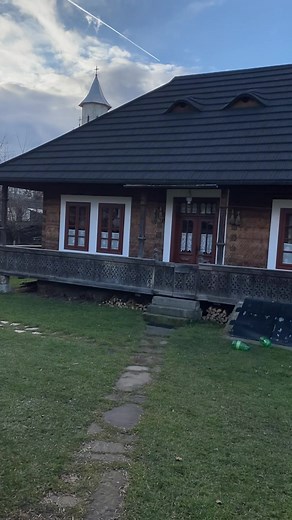 Ție unde ți-ar plăcea mai mult să locuiești, la sat sau la oraș? Mulțumim pentru promovarea României @amyclaire_97 🇷🇴❤️