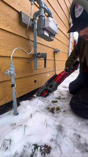 190K views · 1.1K reactions | Running the MILWAUKEE TOOL M18 Threader in place because I don’t have time to take everything apart and play with the 300…That’s for the birds!藍 | Derek Newton | Facebook
