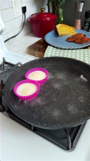 🍳How to make an easy poached egg with silicone baking cups #eggs #breakfastideas #breakfast