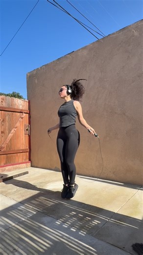 Jas Padilla on Instagram: "🗡️#jumprope #boxing #fitness"