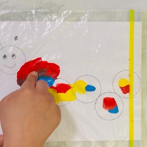 Caterpillar in a bag..An awesome Color mixing activity for preschoolers and kindergarteners 🐛🐛🐛...Kids can learn all about primary color mixing with this cute spring art 🔴🟡🔵 | Zippi Kids Corner