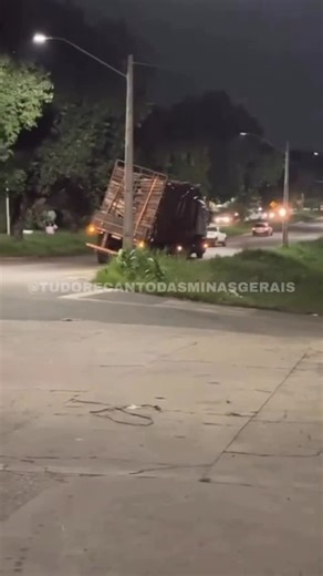 Bill Guerra on Instagram: "🚨 PERIGO NA VIA: CARGA DESALINHADA NA AVENIDA ANÁPOLIS Um caminhão foi flagrado trafegando com a carga perigosamente desalinhada na Avenida Anápolis, próximo ao Supermercado Santa Fé. A situação gerou preocupação em quem passava pelo local devido ao alto risco de queda e possíveis acidentes. @tudorecantodasminasgerais"