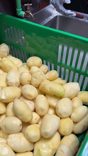 Fresh prep, careful handling, and vacuum sealing to lock in freshness and extend shelf life. Quality from our hands to your kitchen 💛 #potatoprocessingnairobi #potatotreatskenya #potatotreatsnairobi