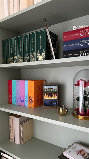 ELLA FRISEN on Instagram: "📚✨ Was du zum Buchbinden wirklich brauchst! ✨📚 Vom Falzbein über Lineal bis hin zu Pappe & Leim – ich zeige dir alle Materialien und Werkzeuge, die für ein handgemachtes Buch unverzichtbar sind. 🛠️💛 Perfekt, wenn du selbst kreativ werden oder einfach mal hinter die Kulissen schauen möchtest. #buchbinden #diybookbinding #handmadebooks #buchkunst #craftinglove"