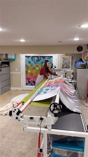 Ok yall. Here is how I like to load a quilt onto my longarm. I’m quilting on a @babylocksewing Regalia. This particular quilt top (pattern is cosmic feathers by @taraleequiltery ) was extra tricky to load because the silver satin background fabric has a little stretch to it. I KNOW I should have stabilized the fabric to eliminate the stretch but my lazy hubris got the better of me when I was piecing with it and saying “oh I’m a good quilter, I’ll be able to quilt it just fine.” And, I probably C