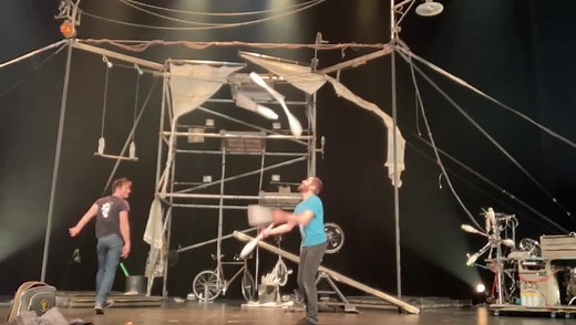 4.3K views · 130 reactions | Ici des petites variations de ‘’picking’’ à 5 quilles réalisés par pur plaisir lors de nos échauffements durant la tournée avec Machine de Cirque que nous venons tout juste de terminer! | Les Beaux Frères | Facebook