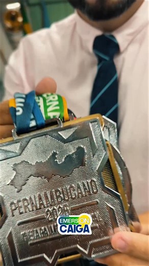 Emerson Caiga on Instagram: "Acredito no esporte como caminho de transformação para nossas crianças, adolescentes e jovens. É ali que nascem disciplina, respeito e sonhos maiores. Nossos atletas de jiu-jitsu de Catende seguem para um grande desafio no Rio de Janeiro. Eu já fiz a minha parte, e convido você a se unir a essa corrente de apoio, porque juntos levamos nossos jovens mais longe. 🥋💙 #Catende #EsporteTransforma #JiuJitsuCatende"