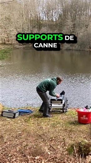Un pêcheur méticuleux prépare son matériel au bord d'un lac. Son astuce ? Aligner sa station de pêche avec un arbre pour un positionnement parfait. La précision, clé du succès ! #pecheaucoup#Pêche #Lac #AstucePêche #MatérielPêche #Repérage #Pêcheur | L'Art De La Pêche