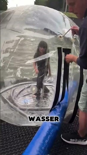 She steps into the water polo ball – and after just one step, everything ends in chaos! 😳🌊🎈