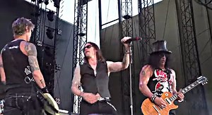 Video: DUFF MCKAGAN And SLASH Perform GUNS N' ROSES' 'It's So Easy' In Washington