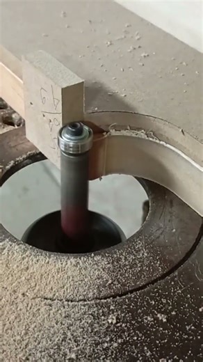 leveling the panel curve with a tablerouter mmachine. #woodart #woodscraft #woodworking #woodstatue