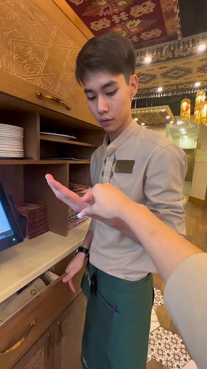 Engaging Customer Service Experience in Café Setting