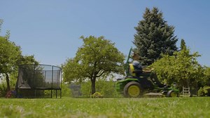 94K views · 79 reactions | Tondeuses à rayon de braquage zéro : maniabilité et vitesses exceptionnelles, finitions parfaites. Le travail est terminé avant que vous n'ayez eu le temps de le dire. | John Deere | Facebook