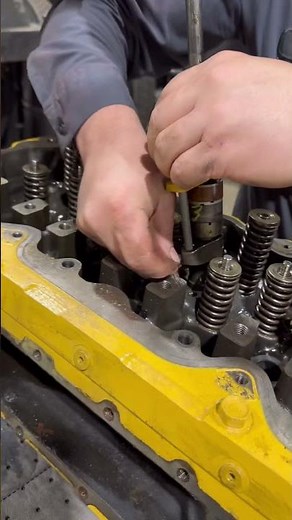 Using special tool for CAT C7 injectors removal 💪😼 #mechanic #enginerebuild #truckrepair