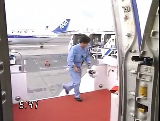 実際の映像 ANA、全日空 空港搭乗 機内のCA、パイロット 操縦室密着
