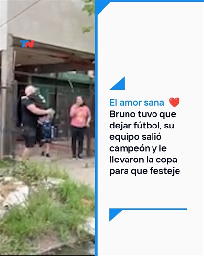 TN - Todo Noticias on Instagram: "Bruno tiene 8 años y forma parte del mejor equipo barrial de Florencio Varela. El nene se enfermó, no pudo ir más a entrenar, pero nunca dejaron de tenerlo en cuenta. Cuando salieron campeones el DT no lo dudó: se organizaron y le llevaron la copa a su casa para festejar juntos. Más info en el link de la bio"