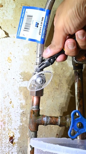 Replacing a Compression Shut Off Valve #reels #compressionvalve #compressionvalvereplacement #kitchensink #thebuildingexpert #plumber #plumbing #plumbinglife | The Building Expert