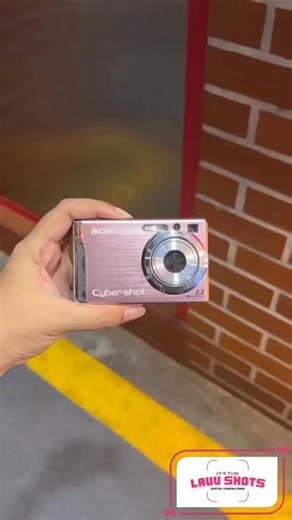 LAUVSHOTS | DIGITAL CAMERA FINDS on Instagram: "SONY DSC W-80 in baby pink🌸 Price : IDR 300.000 includes: - Camera - SD Card - Original Battery - Universal Charger - Strap Beads - Free cute sticker - Packing kayu with Box & Bubblewrap Note: WAJIB VIDEO UNBOXING NO RETURN NO REFUND - Barang yang sudah dibeli tidak dapat dikembalikan."