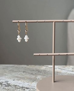 ✨️ Sneak peek ✨️ Vi har glædet os til at løfte sløret for den nye spring summer kollektion, som endelig er landet på webshoppen og hos vores forhandlere i hele landet 👏 Få her et sneak peek af 4 nye smukke øreringe fra 14 kt guldkollektionen 🤍 Gå på opdagelse i alle nyhederne ved at klikke her: https://spiriticons.dk/ | Spirit Icons