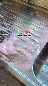 36K views · 291 reactions | ✨﫧 Freshen up Friday 識✨ using a fresh Scrub Daddy Damp Duster 識 …. #asmr #asmrcommunity #asmsounds #asmrrelax #clean #cleaning #deepclean #cleaningaccount #viral #cleantok #reset #motivation #cleaningmotivation #satisfying #satisfyingvideos #reels #reelsinstagram #reelsofinstagram #explore #exploremore #explorepage #discover #fyp #foryoupage #foryou | Home and Tidy | Facebook