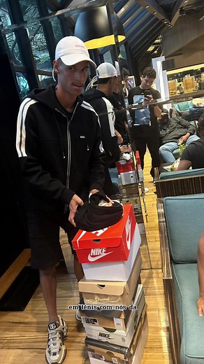 Luva de Pedreiro Gasta R$1000.000 em Tênis Exclusivos