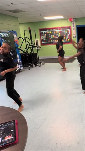 #CapCut MMs x Minis in the lab 🧊🔥 Training to be the coldest young stars in the city ages 3–10. Don’t sleep on these Minis #majorette #viral #dance #xyzbca
