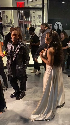 7.5M views · 9K reactions | The sweetest moment from last night – SZA showing so much love to Ashanti Official & Ja Rule backstage! 殺 #VMAs | MTV | Facebook