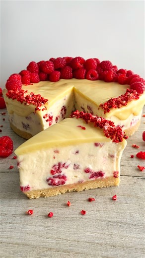 White Chocolate Raspberry Cheesecake 😍 I'm still finding raspberries in the shops, and this is one of my favourite berry cheesecakes so I'm sharing it here again 😍 This raspberry cheesecake has a nice thick delicious buttery shortbread base and a tasty creamy white chocolate and raspberry cheesecake filling, topped with a sweet white chocolate ganache and fresh raspberries 🤤 Perfect for any special occasion and it’s actually really easy to make 🙌 Sound on for full instructions 🔉 All you nee
