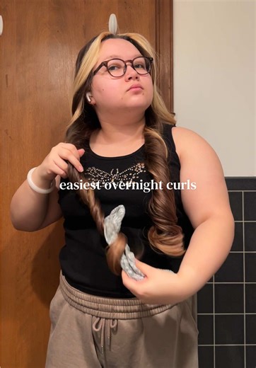 I did this on hair that had mousse already in it so I didn’t add anything, starting at the bottom and rolling over itself #longhairstyle #heatlesscurls #hairideas