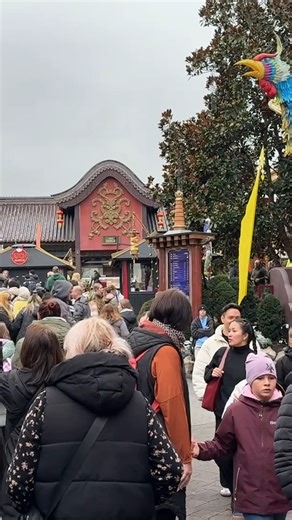 Het is heel druk in Phantasialand! #phantasialand #bruhl #themepark #themeparkphotography #pretparken #nederlands #thenetherlands #photooftheday #photography #linkinbio👆 #sprookjesboom #coasters #achtbanen #thrills #thrillrides #funny #lolz #naturephotography #natuurfotografie #eftelinghotel #instadaily #fantasy #vlog #picoftheday #video #contentcreators #sprookjesbos | Niels Kooyman